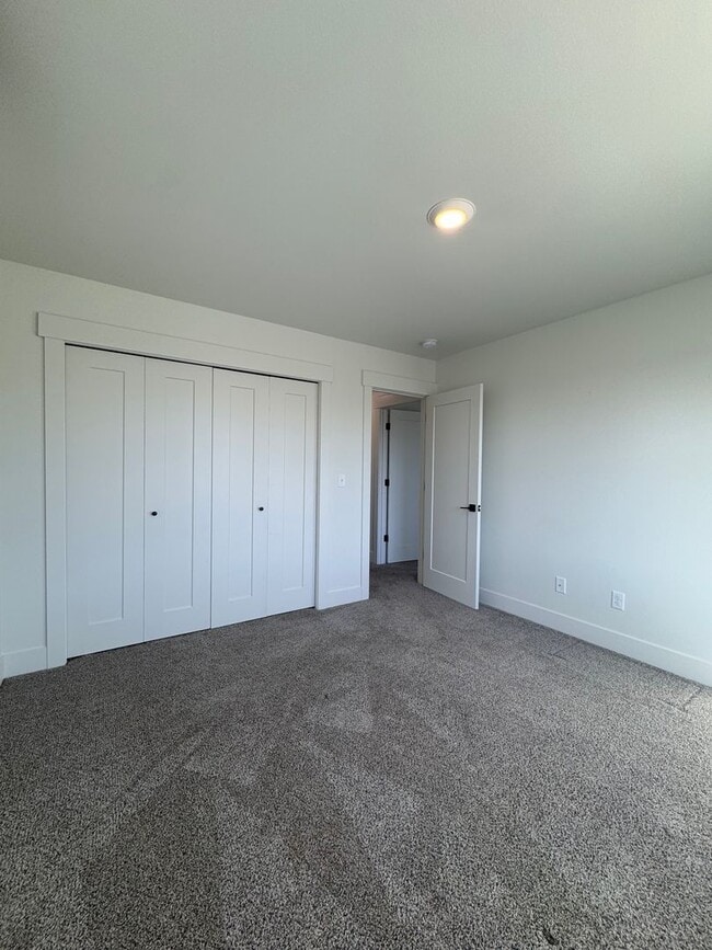 Building Photo - Peaceful Living Just Minutes from Town