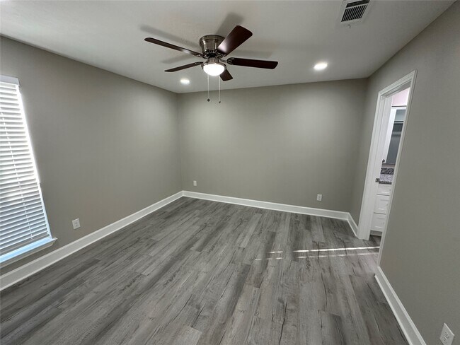 Building Photo - 9707 Richmond Ave