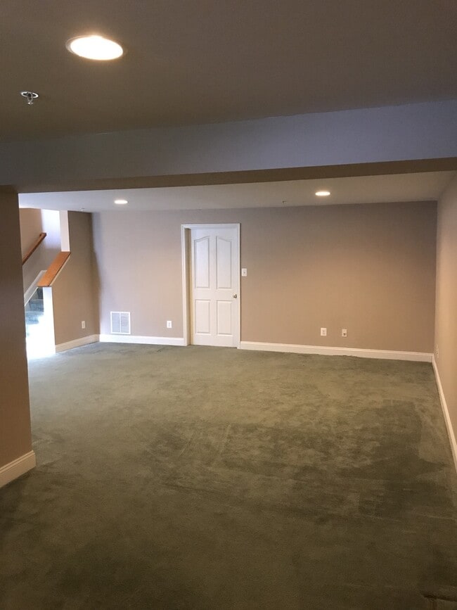 Building Photo - *Coming Soon!*  Large end unit town home i...