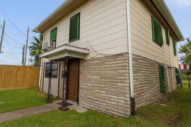 Building Photo - 6113 Ave Q 1/2