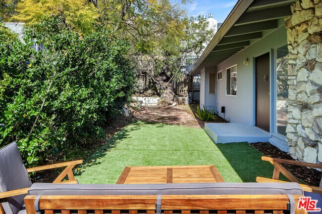 Building Photo - 9432 Sierra Mar Pl