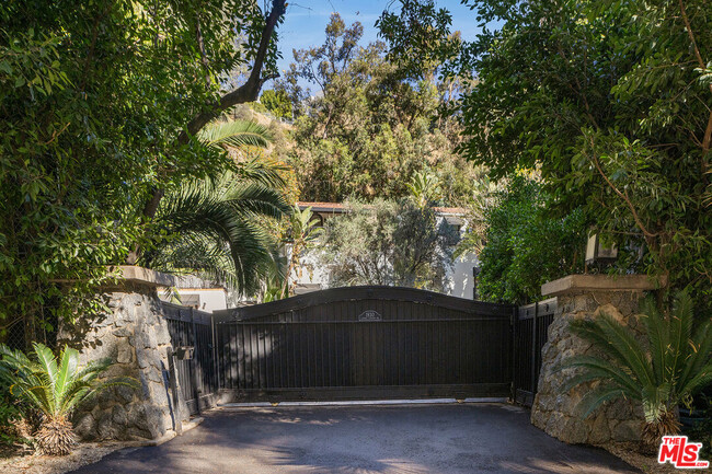 Building Photo - 1930 Laurel Canyon Blvd