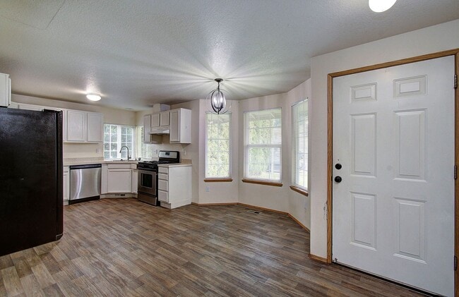 Building Photo - This one level charmer won't last long! 3 bedrooms, 2 baths, fully fenced yard, pets welcome!