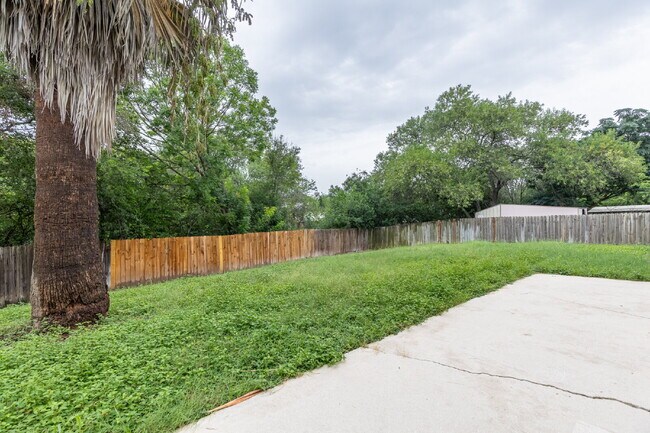 Building Photo - 5814 Pineway St