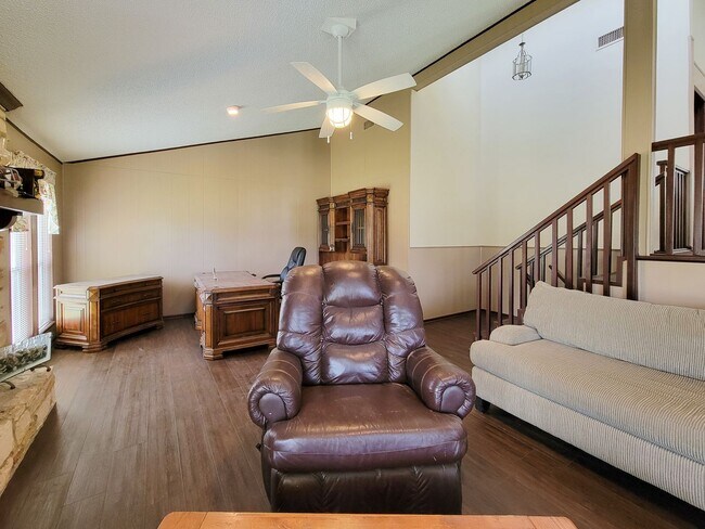 Building Photo - Extremely well maintained home. The second...