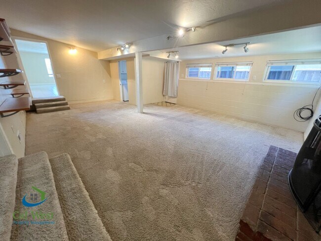 Building Photo - $4,995 - Beautiful 3/2 Bath Home Tucked Away in Prime Santa Clara's Location