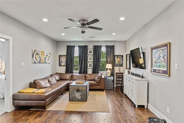 Building Photo - 3034 Encino Dr