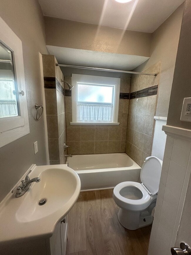 Building Photo - Precious Waco home