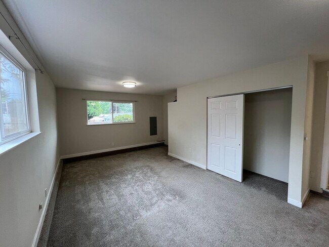 Building Photo - Recently Renovated Spacious Rambler with M...
