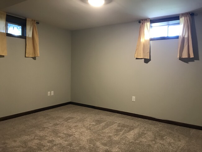 Building Photo - 920 Knottingham Dr
