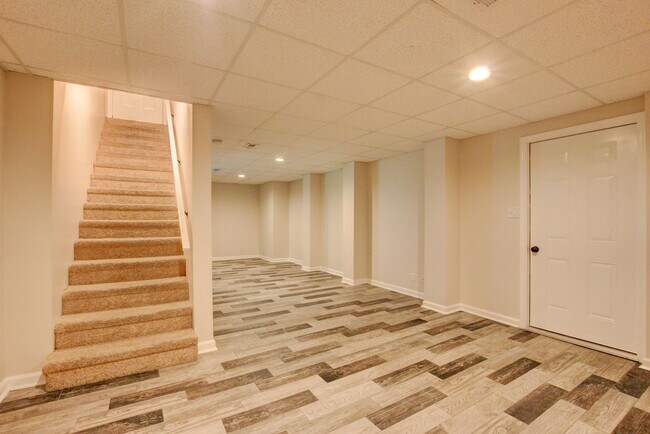 Building Photo - 3 bed 2 bath w sweet basement.  Go