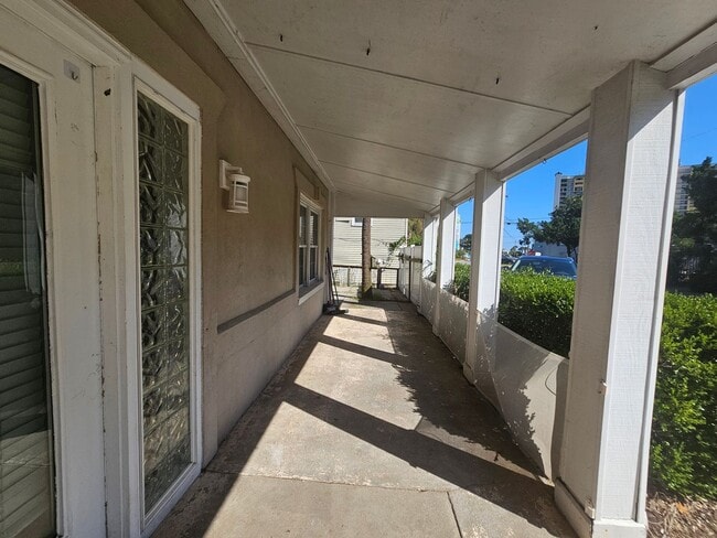 Building Photo - 3 BD / 2 BA Unfurnished - One block to the...