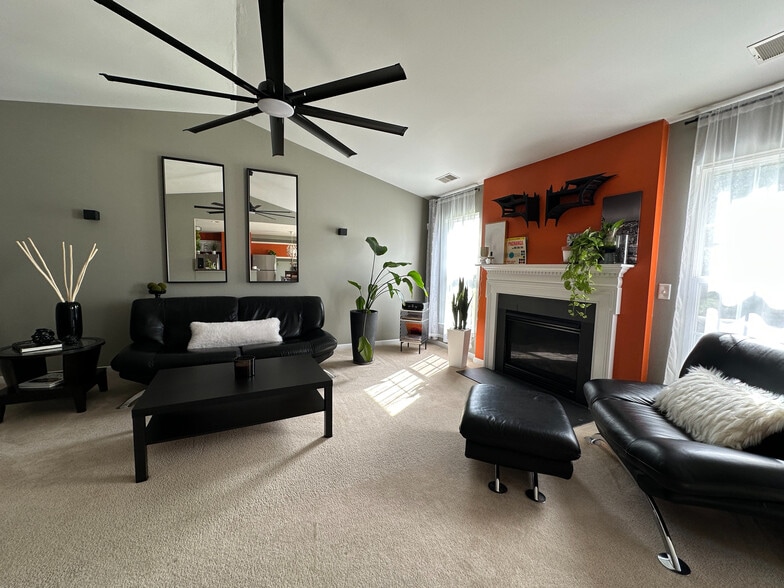 Building Photo - Room in House on Sunburst Ln