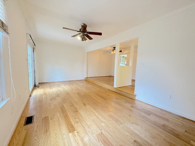 Building Photo - Inviting Townhome with Abundant Space & Co...