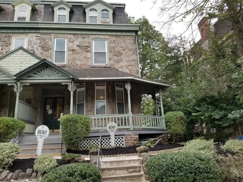 Front view of the entrance and the porch. - 412 W Chelten Ave