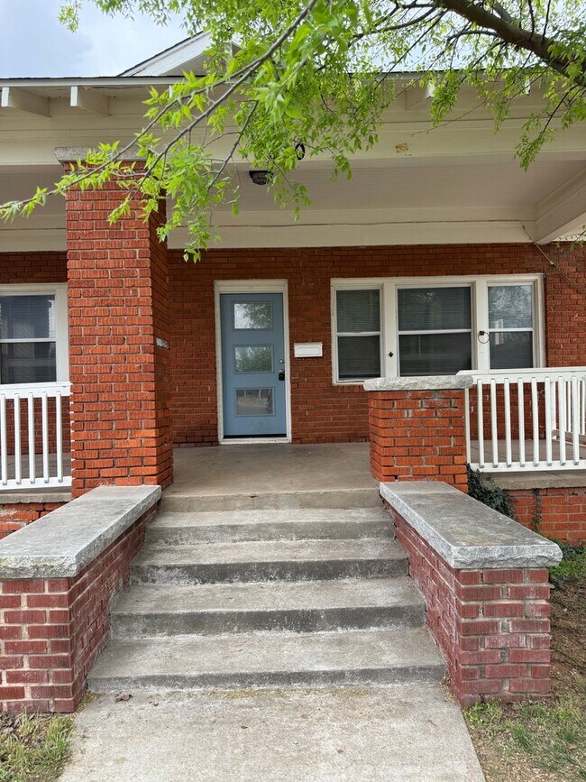 Building Photo - Spacious 3 Bed Near Downtown & OU Health + W/D Included & Driveway Parking