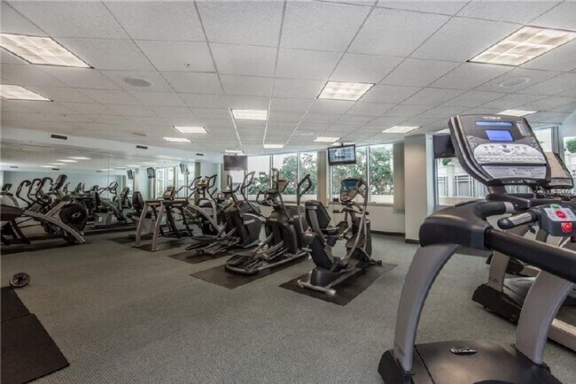 Building Photo - MOVE IN SPECIAL- Beautiful Newly Renovated 2/2 Condo at The Waverly on Lake Eola in Downtown Orlando