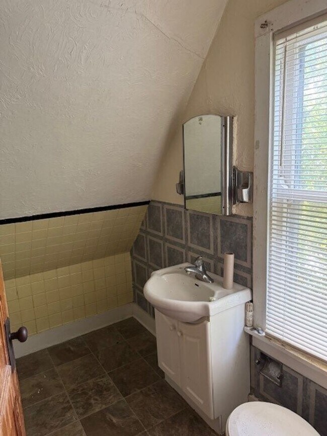 Building Photo - 1626 Winnebago St