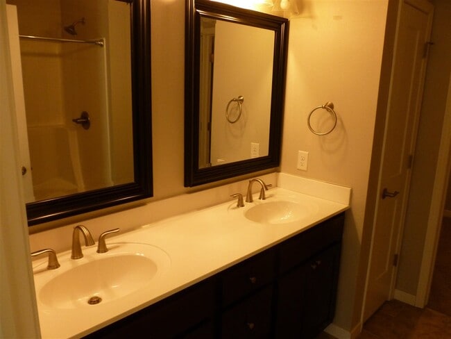 Building Photo - 1330 N Dodge St Ct