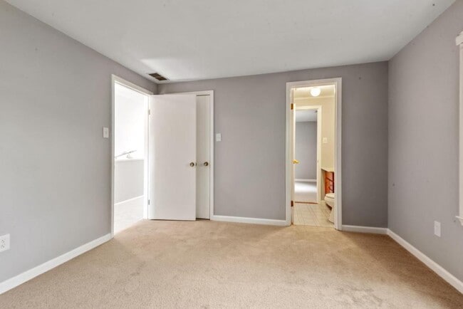 Building Photo - 648 Golfview Dr