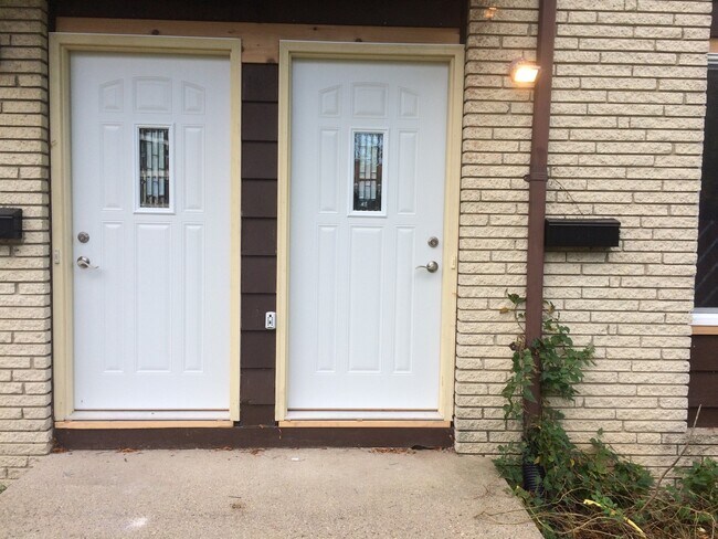 Building Photo - Updated Madison West townhomes - stainless appliances and many other upgrades