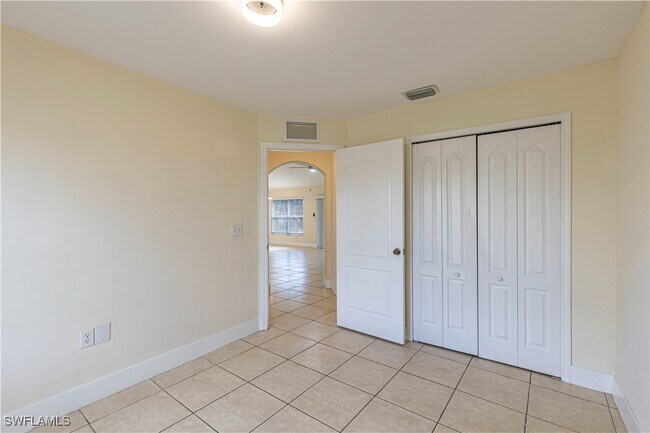 Building Photo - 2112 NE 15th Pl
