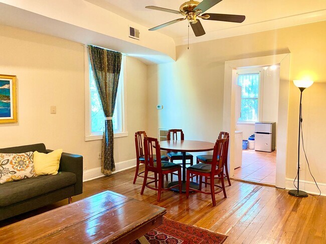 Building Photo - Spacious 2 Bed Plus Den - 1 Bath - Capitol...