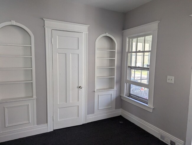 Building Photo - Newly Renovated 4 Bedroom House
