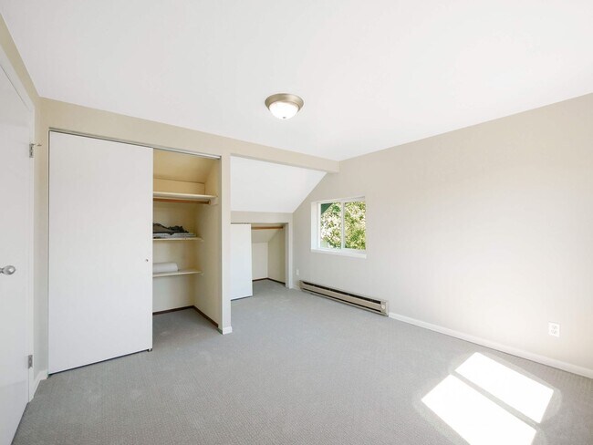Building Photo - 2 Bed 1.5Bath Single-family House Availabl...