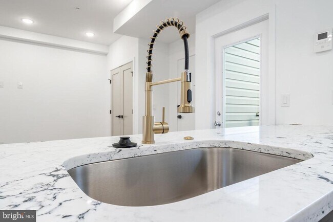 Building Photo - 608 S American St