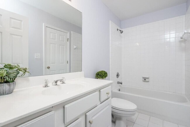 Building Photo - 802 Satinwood Pl