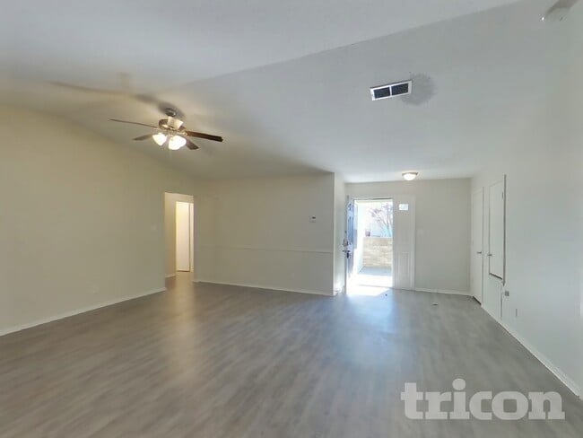 Building Photo - 820 Oak Grove Ln