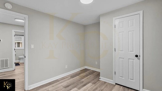 Building Photo - 605 Apple St