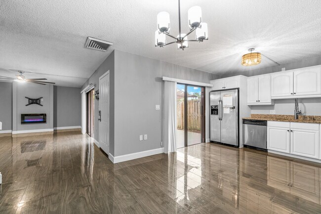 Building Photo - 1015 10th Ct