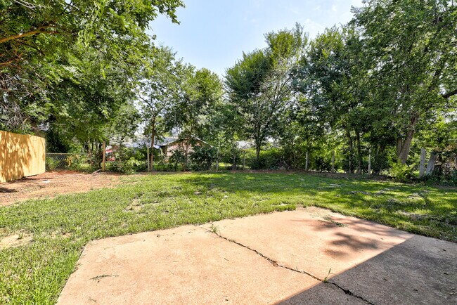 Building Photo - 1627 Surrey Dr