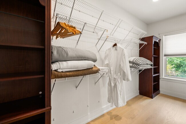 Building Photo - 1408 Pleasant St