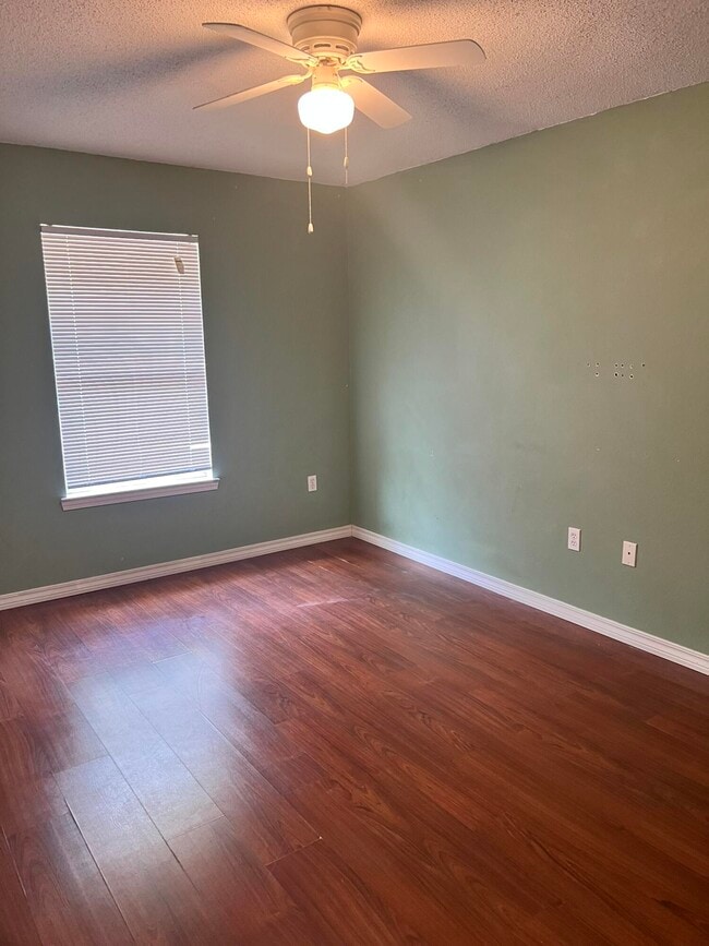 Building Photo - 301 Lakeview Dr