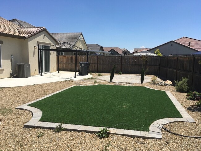 Building Photo - This immaculate single story 4Bedrooms, 2....