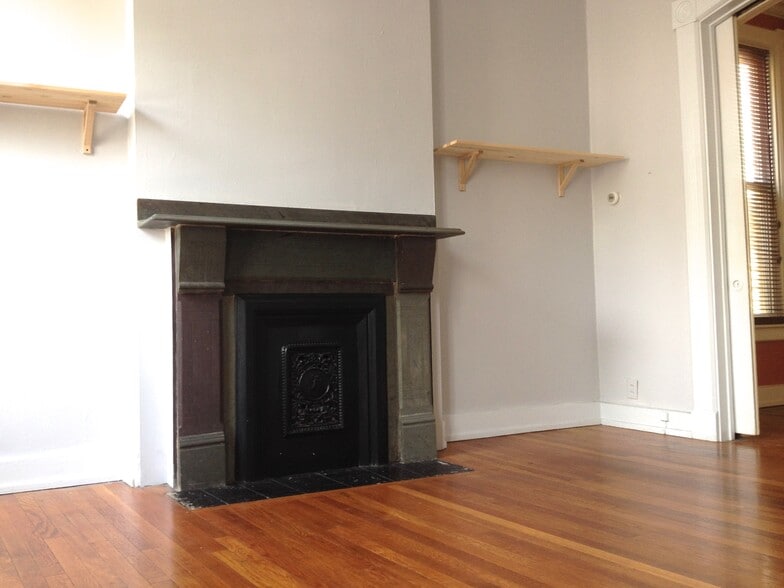 14’ by 14’Bedroom with decorative mantle - 22 Lyon St