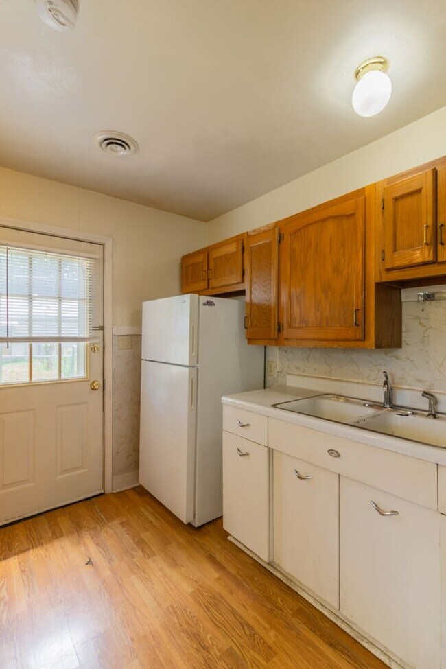 Building Photo - Cozy House With Great Yard Space!