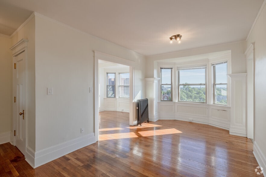 1BR, 1BA - 542SF - The Mercier - Living Room - The Amo