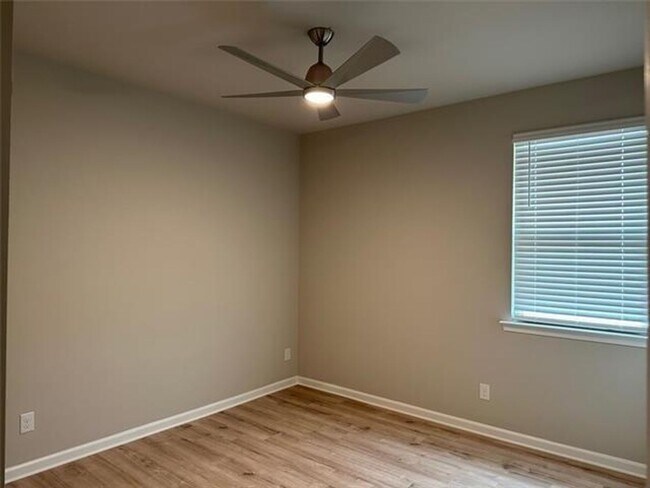 Building Photo - Lakeshores Villages Beauty