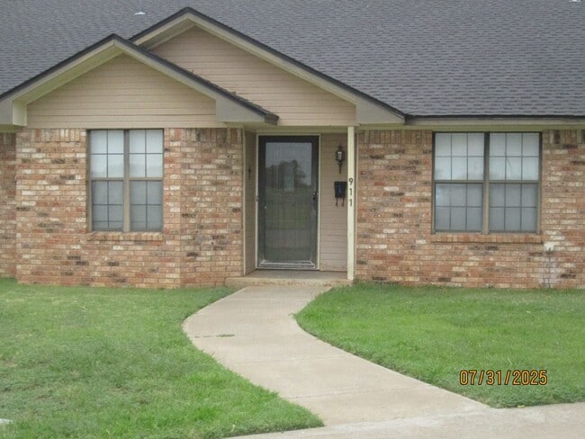 Building Photo - TOWNHOUSE - 2 bedrooms, 2 bathrooms