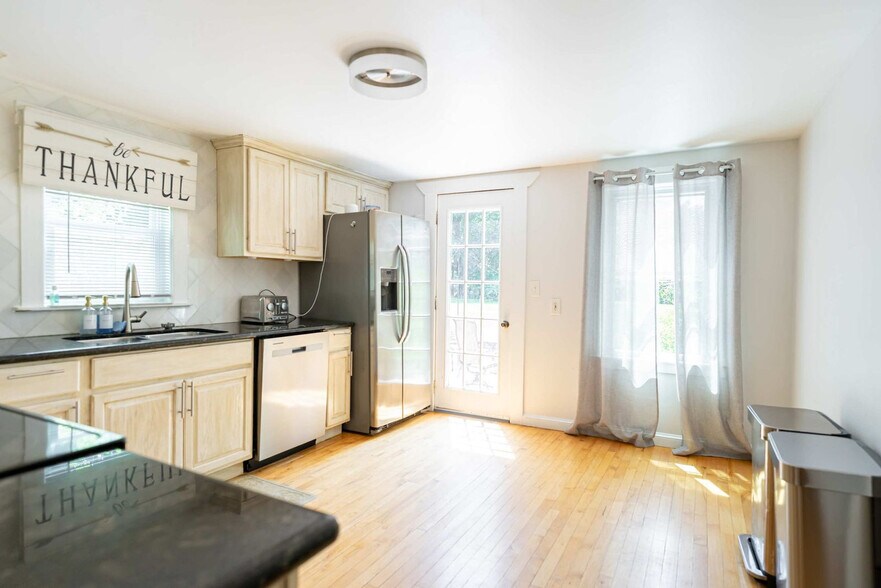 Building Photo - 253 Main St