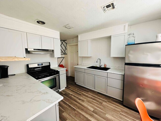 Building Photo - 1606 SW A Ave