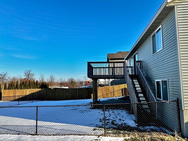 Building Photo - Dogs are welcome no cats. Available January 1, 2026 NW Rochester 4 bedroom 3 bath 2 car attached ...
