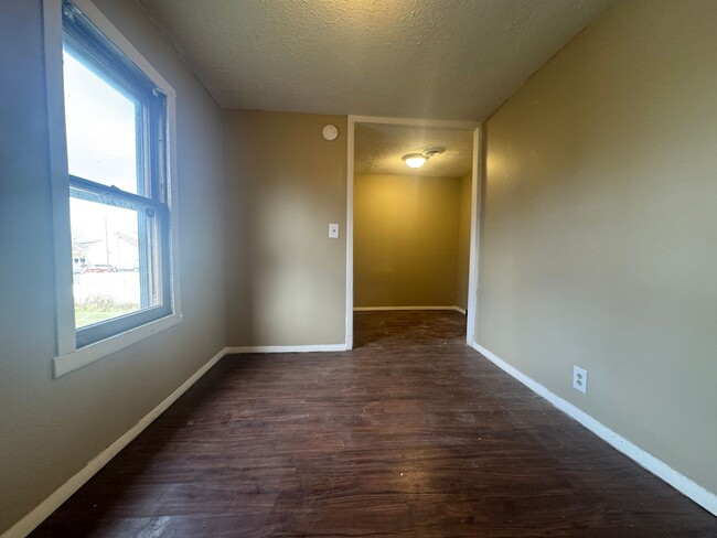 Building Photo - 212 Depeyster St