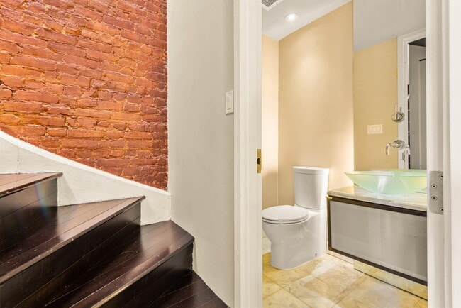 Building Photo - 526 Manila Ave