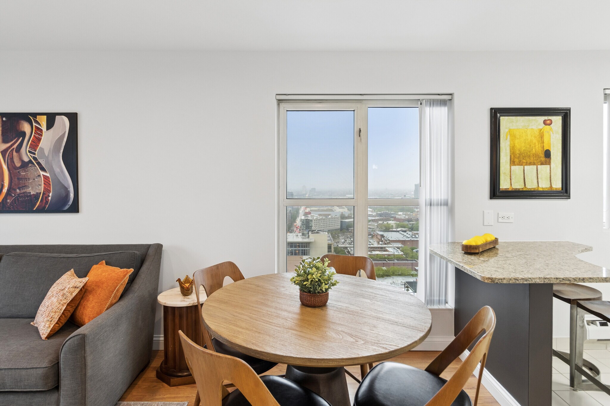 Dining Area - 1212 N La Salle Dr