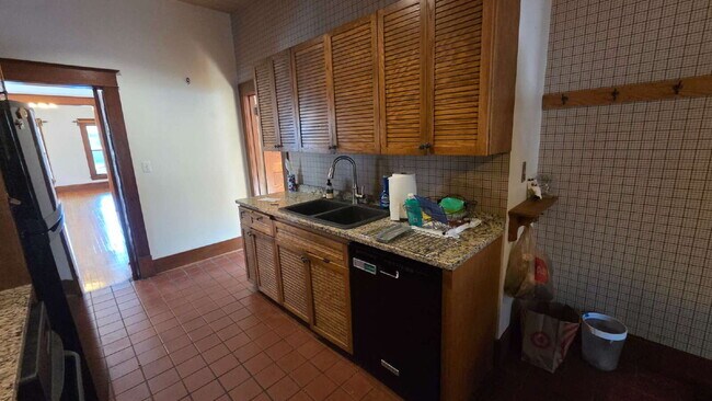 Building Photo - 3 bed - 1 bath One block from Grand Ave in St. Paul